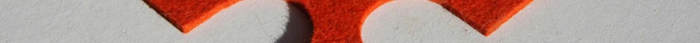 filttæppe i orange udskåret med frimærke takkker